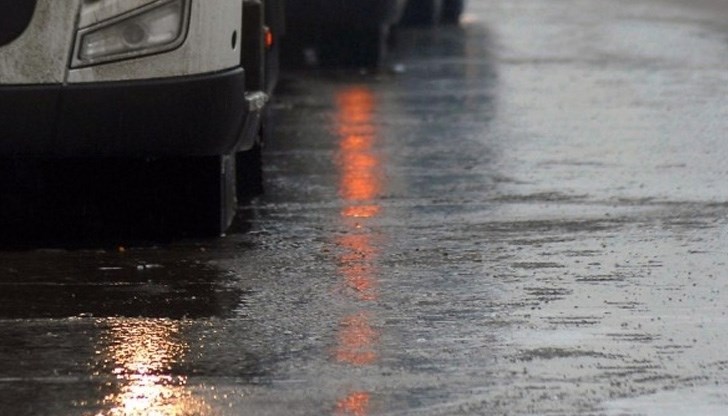 Трафикът е затруднен и от дъжда