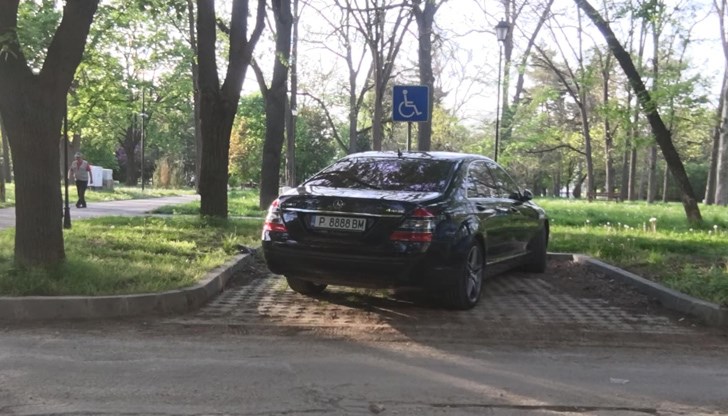 В социалните мрежи бе публикуван кадър на лек автомобил, паркиран едновременно на две инвалидни места в русенския парк, без обозначителен стикер на стъклото за инвалидност