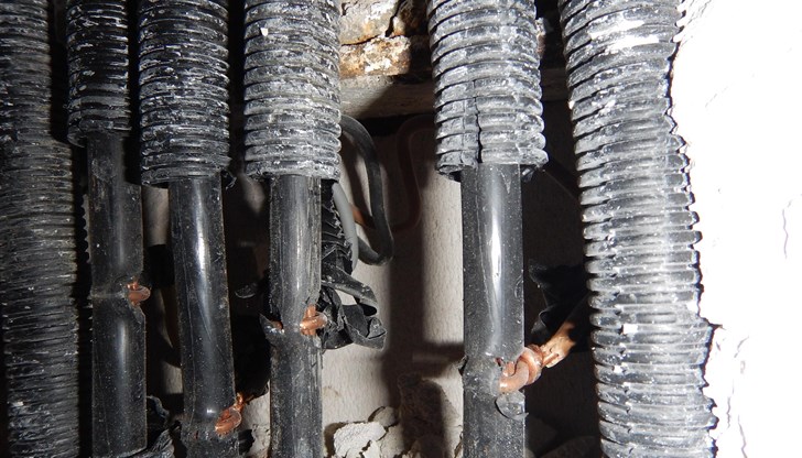 Кабелът тръгва от мазите, след което излиза от външната страна на блока и продължава нагоре до апартамент на петия етаж Кабелът тръгва от мазите, след което излиза от външната страна на блока и продължава нагоре до апартамент на петия етаж