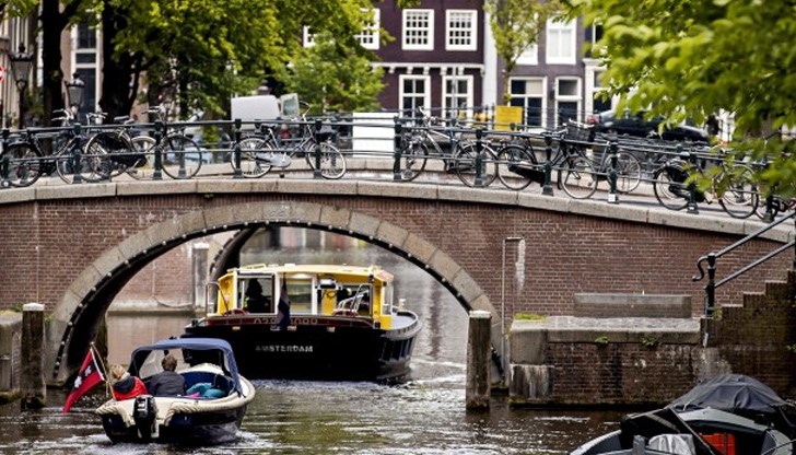 Минувачи и пътници на лодки помогнаха на туристите и на шофьора, преди на мястото да дойдат спасителни екипи Минувачи и пътници на лодки помогнаха на туристите и на шофьора, преди на мястото да дойдат спасителни екипи