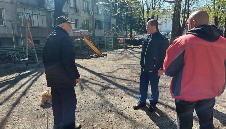 Кметът на Русе проверява работата на фирмата, която ремонтира междублоковите пространства в града