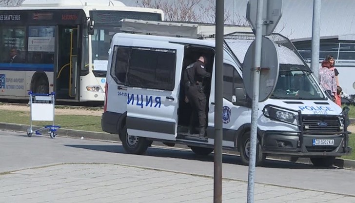 Хората са призовани да излязат от летището