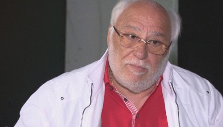 „Дали ще вземе страната политическо решение да се изнася или няма, то е от значение за нас, но не е определящо. Съществували сме и без война“, казва Емилиян Гебрев, собственик на "Дунарит" „Дали ще вземе страната политическо решение да се изнася или няма, то е от значение за нас, но не е определящо. Съществували сме и без война“, казва Емилиян Гебрев, собственик на "Дунарит"