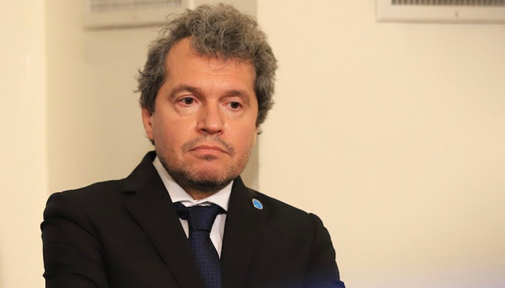 Предложението на нашия депутат Любомир Каримански за решението за парите на пътните фирми е напълно правилно Предложението на нашия депутат Любомир Каримански за решението за парите на пътните фирми е напълно правилно