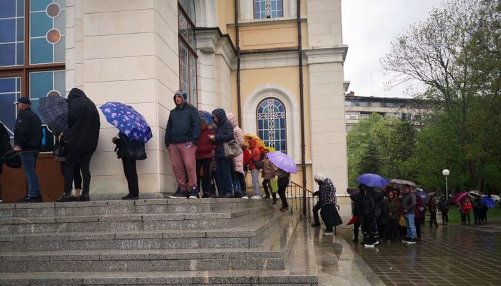 Въпреки лошото време стотици русенци отидоха да получат върбови клонки