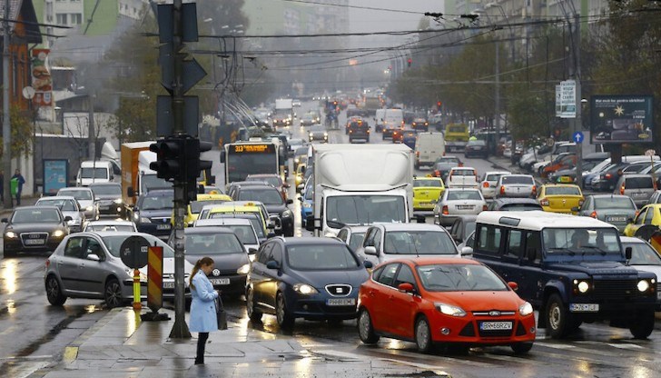 Европейските граждани се призовават да изключват парното през зимата и да използват по-малко климатици през лятото, да намалят скоростта по магистралите и климатика в автомобила