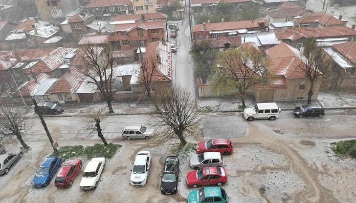 Образува се частична ледена покривка, а по улиците за кратко потекоха реки