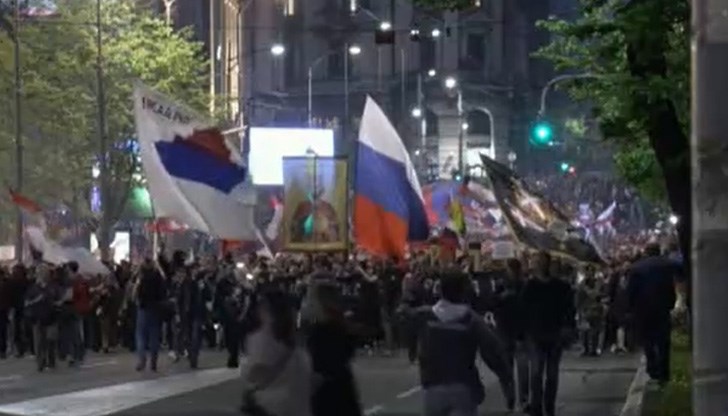 Множеството носеше сръбски знамена и портрети на Путин