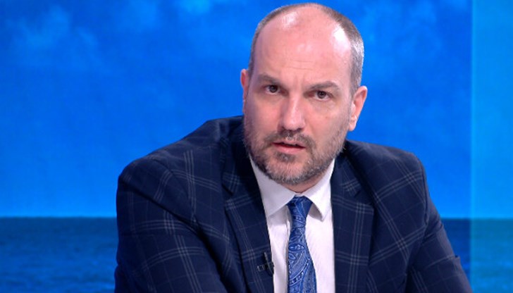 "Около кораба „Царевна“ е спокойно. Фронтовата линия се е изместила с 1 - 2 км. след кораба и няма пряка опасност за екипажа ни", обясни  директорът на Ситуационния център в МВнР