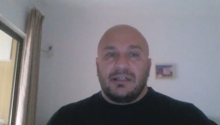 „Магазините са затворени. Вратите на блоковете са запечатани. Има охрана, която следи никой да не излиза навън и дронове, които летят да видят има ли хора навън. Положението е сериозно“, казва Димитър Владиков