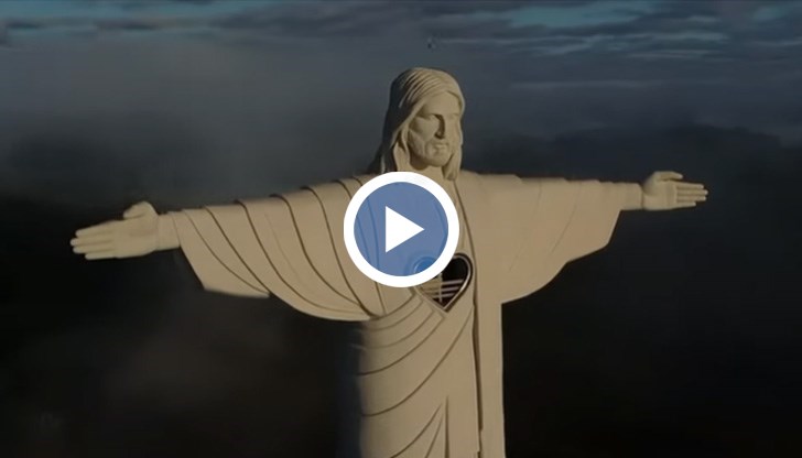 Фигурата, заедно с пиедестала, е висока 43 метра