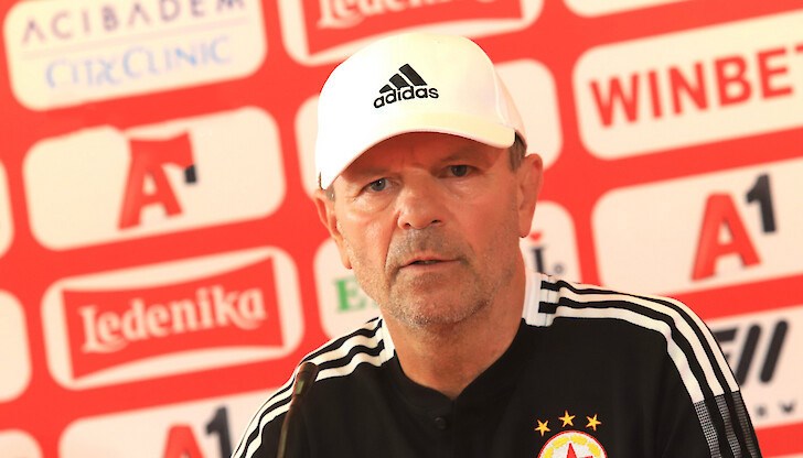 Минути след победата над Славия наставникът на "червените" обяви решението си да напусне дни преди дербито с Левски