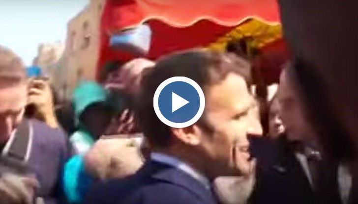 В близост до лицето му прелетяха чери домати, които го пропуснаха, но удариха минувачи