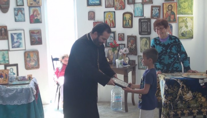 "Тя беше доста кална, морето я беше изхвърлило и изключително странно нещо точно на Великден да я намери“, казва бащата на детето Александър Дамаскинов "Тя беше доста кална, морето я беше изхвърлило и изключително странно нещо точно на Великден да я намери“, казва бащата на детето Александър Дамаскинов