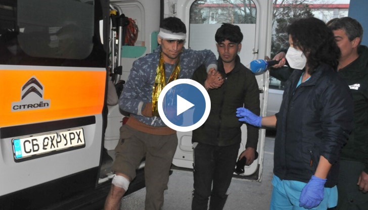 Общо в камиона са пътували 35 мигранти. 17 души са били откарани в болницата в Бургас - 15 афганистански граждани и двамата военни
