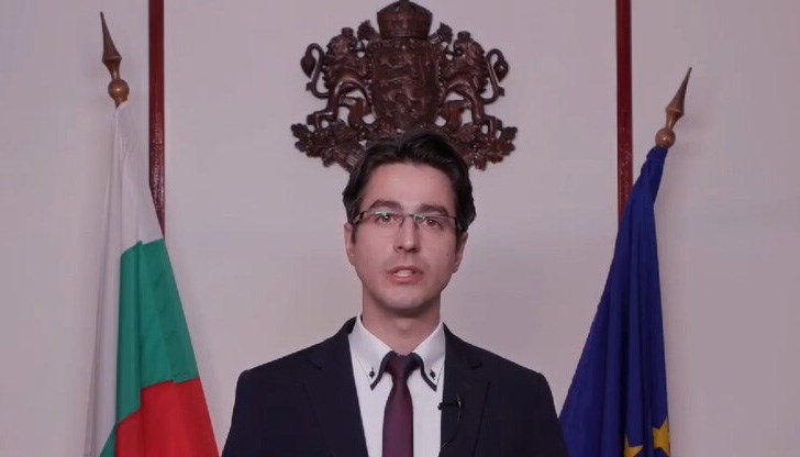 Атанас Атанасов коментира селфито от кабинета му, направено в петък