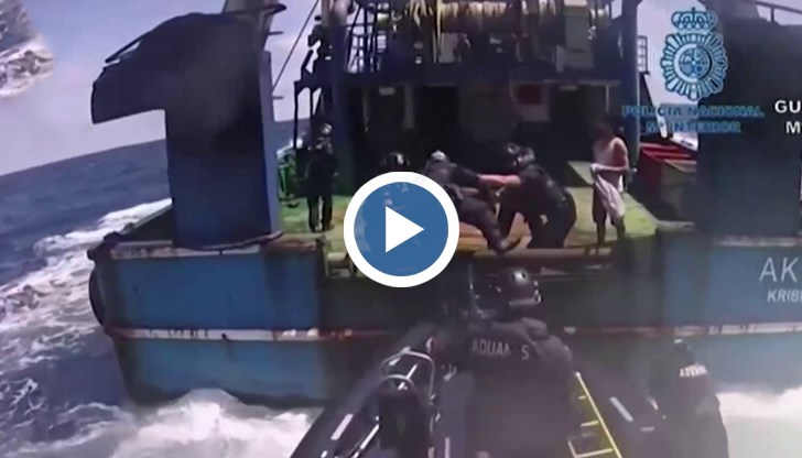 Тежко въоръжени служители преследват рибарско корабче, превозващо наркотици