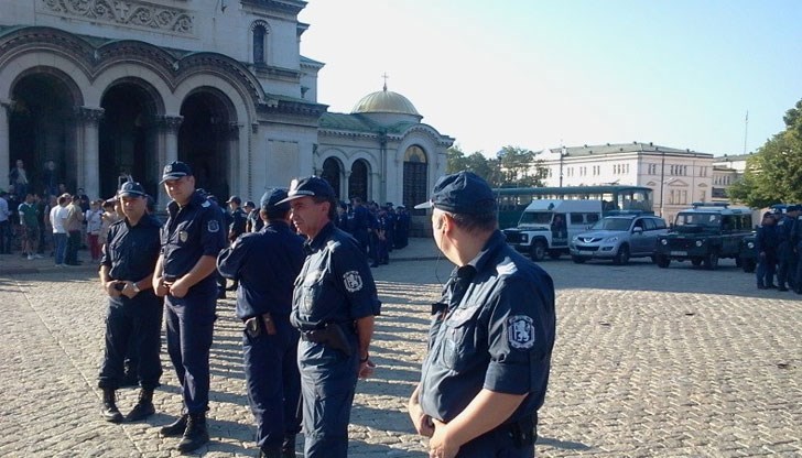 Униформените ще следят за сигурността около храмовете и заведенията в страната