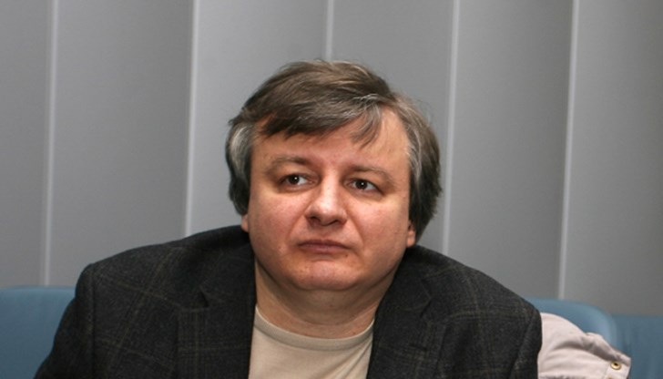 "Много обичаме някой да удари по масата и да разгони по-несигурните или по-колебливите хора, да внесе ред в собствените ни мисли, които иначе са потънали в колебания и страхове.", каза ректорът на Нов български университет "Много обичаме някой да удари по масата и да разгони по-несигурните или по-колебливите хора, да внесе ред в собствените ни мисли, които иначе са потънали в колебания и страхове.", каза ректорът на Нов български университет