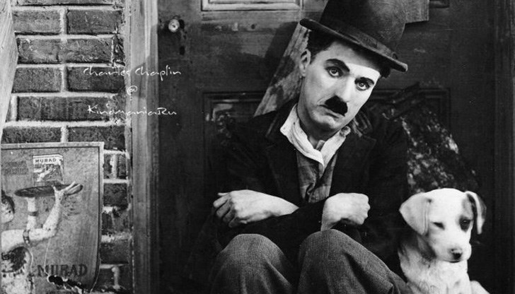 Великият комик умира в Швейцария, а фотокадър запечатва как местен полицай отдава чест на катафалката с ковчега му Великият комик умира в Швейцария, а фотокадър запечатва как местен полицай отдава чест на катафалката с ковчега му