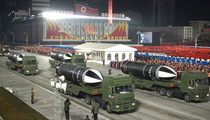 Севернокорейският лидер говори вчера по време на военен парад на площад "Ким Ир-сен" в Пхенян, на който бяха показани междуконтинентални балистични ракети