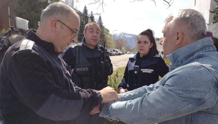 Кадри от патрулката и влизането в районното управление