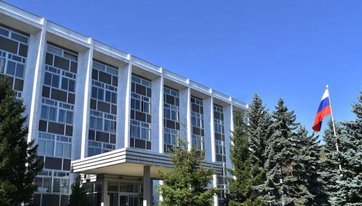 Поводът е решението на съвета да препотвърди, че знамето на Украйна ще стои на фасадата на Столичната община и алея до руското посолство ще се нарича "Героите на Украйна"