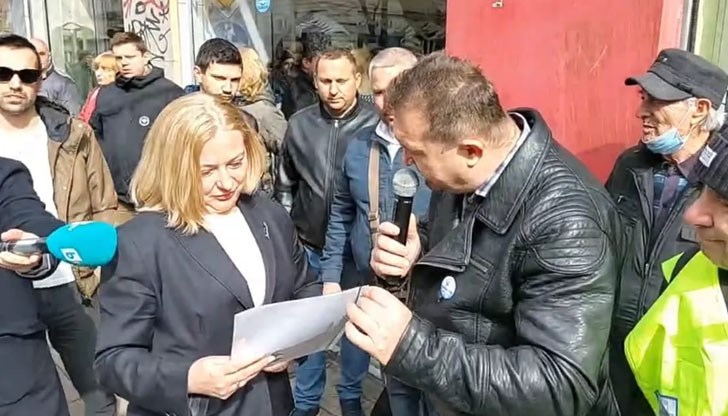 Иван Гешев бързо и страхливо се скри в сградата на ВСС Иван Гешев бързо и страхливо се скри в сградата на ВСС