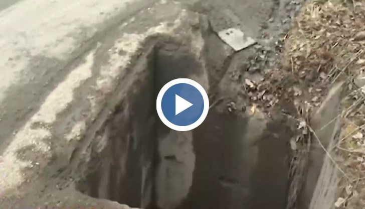 Пътят е осеян с кратери, готови да погълнат цял камион