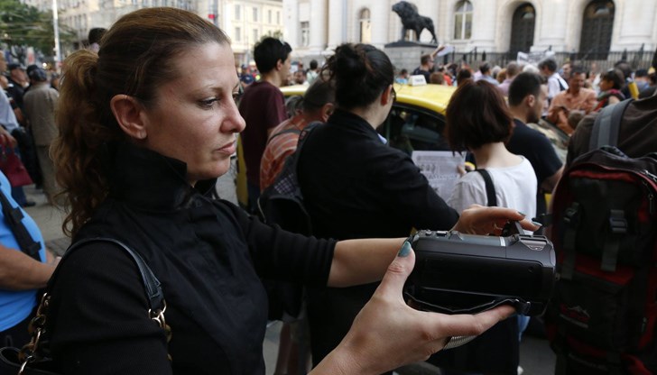 Намирам дълбоко противоречие в думите: "Елате и покажете на света какво се случва" - от една страна. И от друга :"Но, както ви кажем ние"