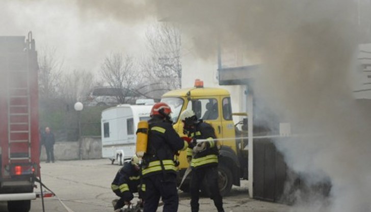 Трийсет огнеборци с 11 пожарни коли са се включили в гасенето