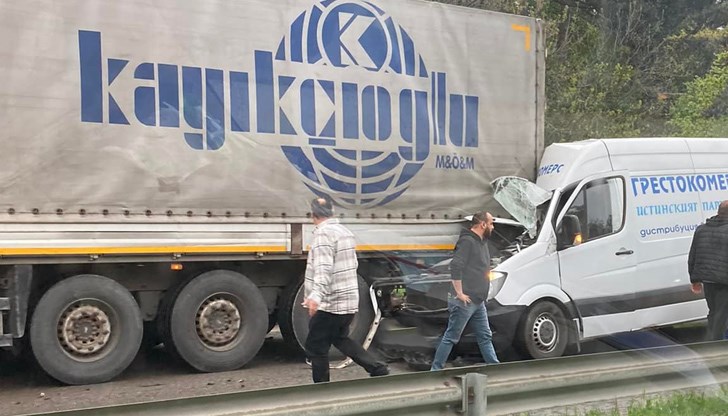 Придвижването в региона е затруднено, образували са се тапи от камиони и автомобили