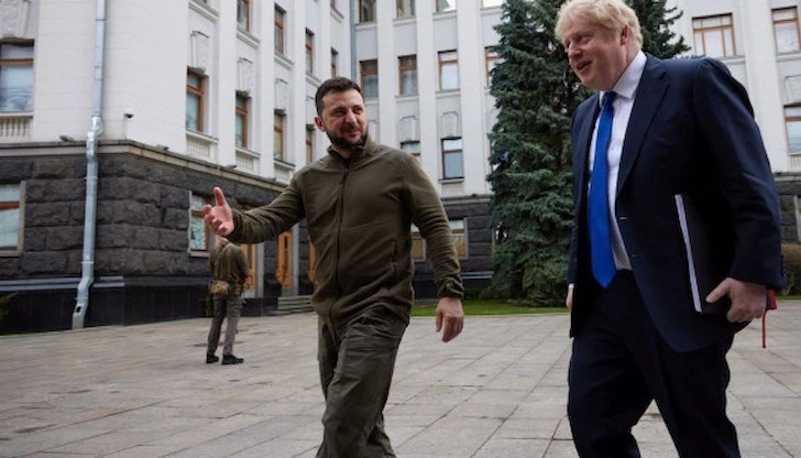 Случаен минувач, видимо развълнуван да види британския премиер, му благодари за военната помощ на Лондон Случаен минувач, видимо развълнуван да види британския премиер, му благодари за военната помощ на Лондон