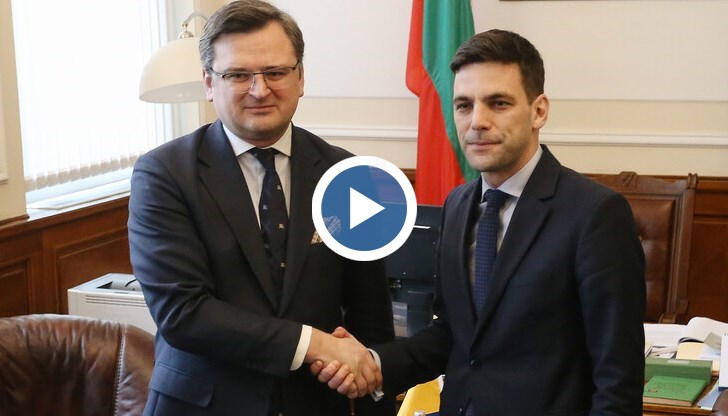 „По време на война, освен жилетка и шлем трябва да имаш и оръжие, с което да се отбраняваш. А по този начин, който политически по някакъв начин е оправдан от ваша гледна точка - вие искате да умрем защитени”, заяви Кулеба в парламента