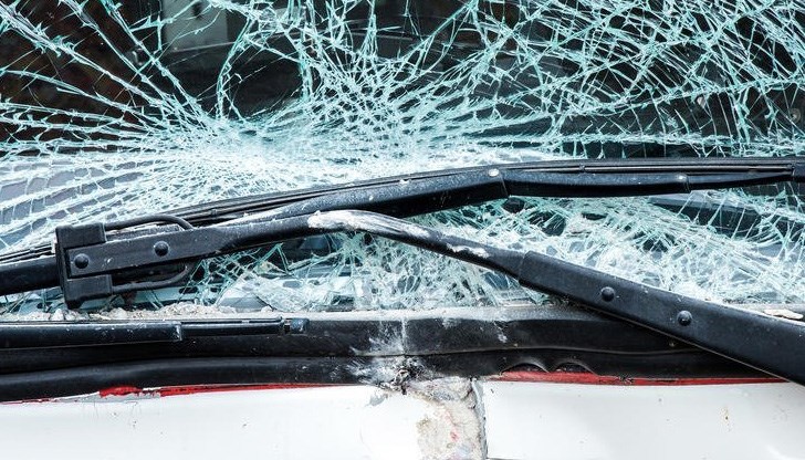 Кола се е преобърнала в отводнителен канал Кола се е преобърнала в отводнителен канал