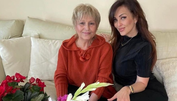 Глория е родена в Русе в семейството на Пенко и Стефка Иванови