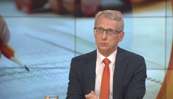 "Бързата реакция се дължи и на високия обществен интерес. Ако беше за Каримански, щяхме същото да направим." - увери просветният министър