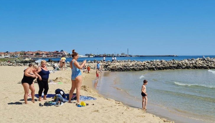 Смелчаци се потопиха в студеното море