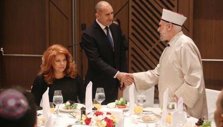 Войната не решава проблемите, напротив, задълбочава ги като причинява смърт и страдание. Истинската победа не се печели с агресия и унищожение, а с мир и разбирателство", заяви президентът