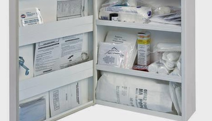 Превързочни материали (бинт, марли, лейкопласт, памук, универсална шина) – тези средства са задължителна част от съдържанието на аптечката Превързочни материали (бинт, марли, лейкопласт, памук, универсална шина) – тези средства са задължителна част от съдържанието на аптечката