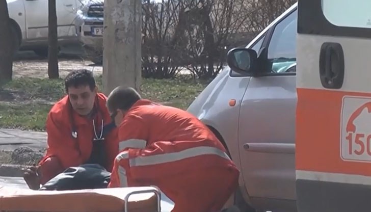На място има екипи на Бърза помощ и полиция. Не е ясно какво е състоянието на пострадалата
