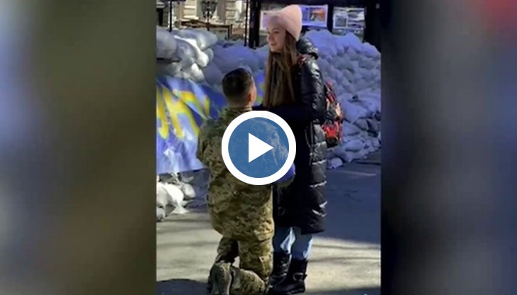 Украински войник предложи брак на приятелката си