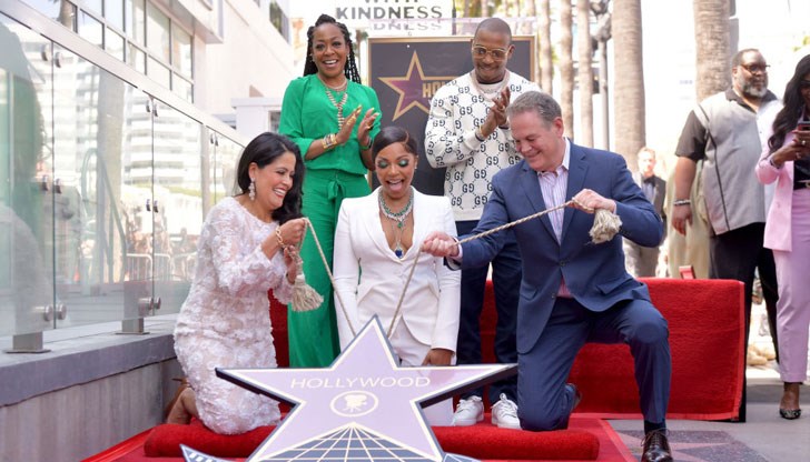 Кариерата на певицата започва през 2002 г. с албум с нейното име