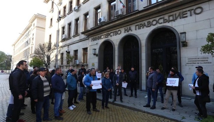 Те са недоволни от това, че не се изпълняват съдебни решения, поради което не могат да виждат децата си