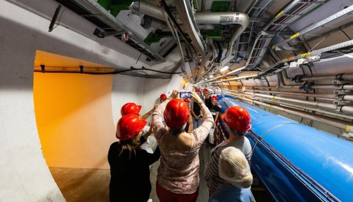 Експериментите в него, които започнаха през 2008 г., доведоха до откриването на Хигс бозона - ключ към фундаменталната структура на материята