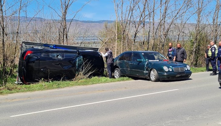 Шофьор на "Мерцедес" губи управлението на пътя и занася платформа, на която е качен току що закупен автомобил "БМВ"