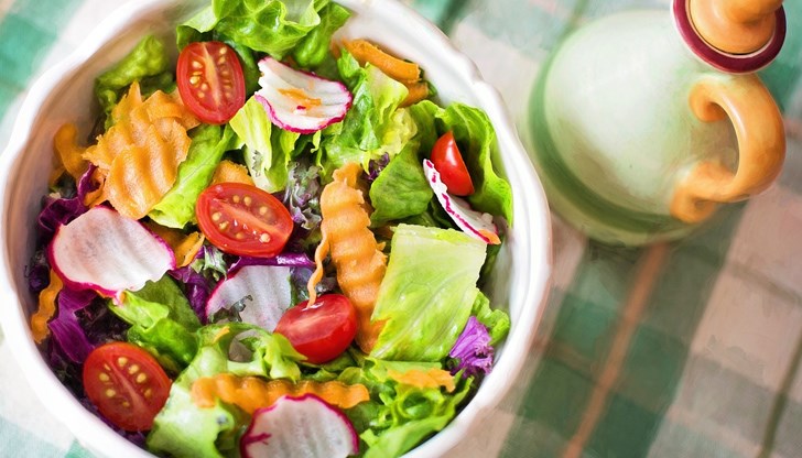 През пролетта трябва да ядете много зелени зеленчуци, салати и билки, те съдържат хлорофил, който има бактерицидно действие