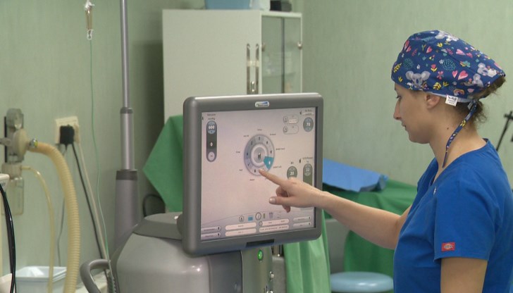 Тя извършва миниинвазивна антиглаукомна операция Тя извършва миниинвазивна антиглаукомна операция