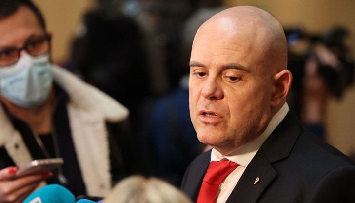 Седем неверни твърдения, с които Гешев защитава оставането си на поста