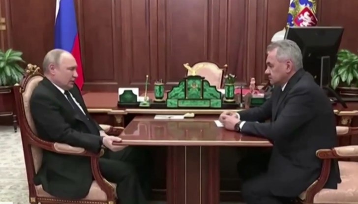 Днес той се снима заедно с Шойгу, на малка маса, почти тет-а-тет Днес той се снима заедно с Шойгу, на малка маса, почти тет-а-тет